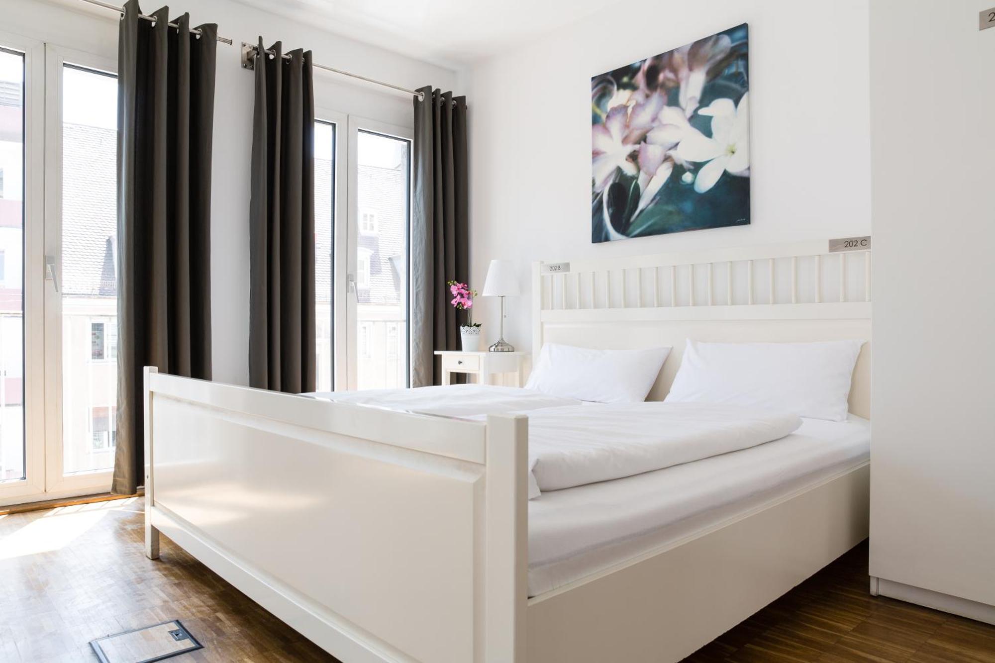 Nonstop Hotel Augsburg - Ubernacht - Hostelhotelhome エクステリア 写真