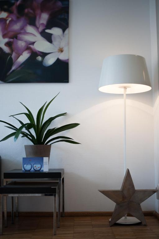 Nonstop Hotel Augsburg - Ubernacht - Hostelhotelhome エクステリア 写真